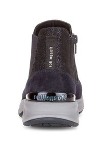 Stivaletto alla caviglia in suede nero con dettagli in tessuto testurizzato, chiusura con zip e suola grigia arrotondata con un accento di logo lucido.