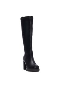 Bota de cuero negro hasta la rodilla con un alto tacón cuadrado y un diseño minimalista, con una textura suave y un sutil detalle de costura.