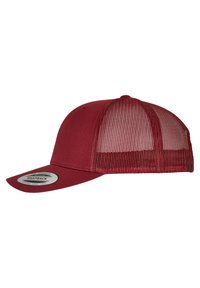 Rode snapback pet met een solide voorkant en een mesh achterkant, voorzien van een gebogen rand en een ronde maatverstelknop aan de achterkant.