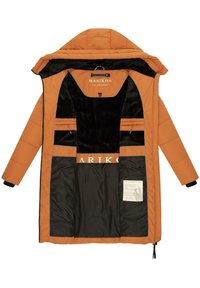 Oranje pufferjack met een zwarte binnenkant, voorzien van twee ritszakken en een opvallend label. Inclusief een gezellige, gevoerde stof en een capuchon.