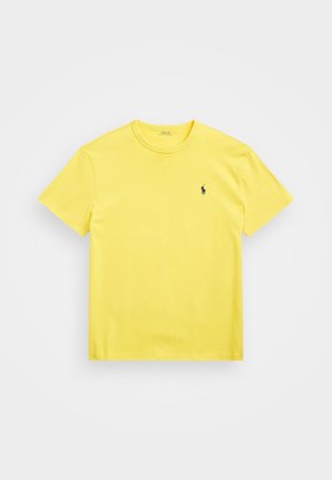 Gelbes T-Shirt mit kurzen Ärmeln und Rundhalsausschnitt, mit kleinem dunkelblauem Polospieler-Logo auf der linken Brust, flach auf einem weißen Hintergrund liegend.