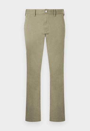 Beige gerade Hose mit Gürtelschlaufen, vorderem Knopf und Reißverschluss, flach auf weißem Hintergrund dargestellt.