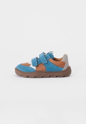 Scarpe da bambino blu e marroni in suede e pelle, con strap in velcro, punta arrotondata e suole in gomma testurizzate.