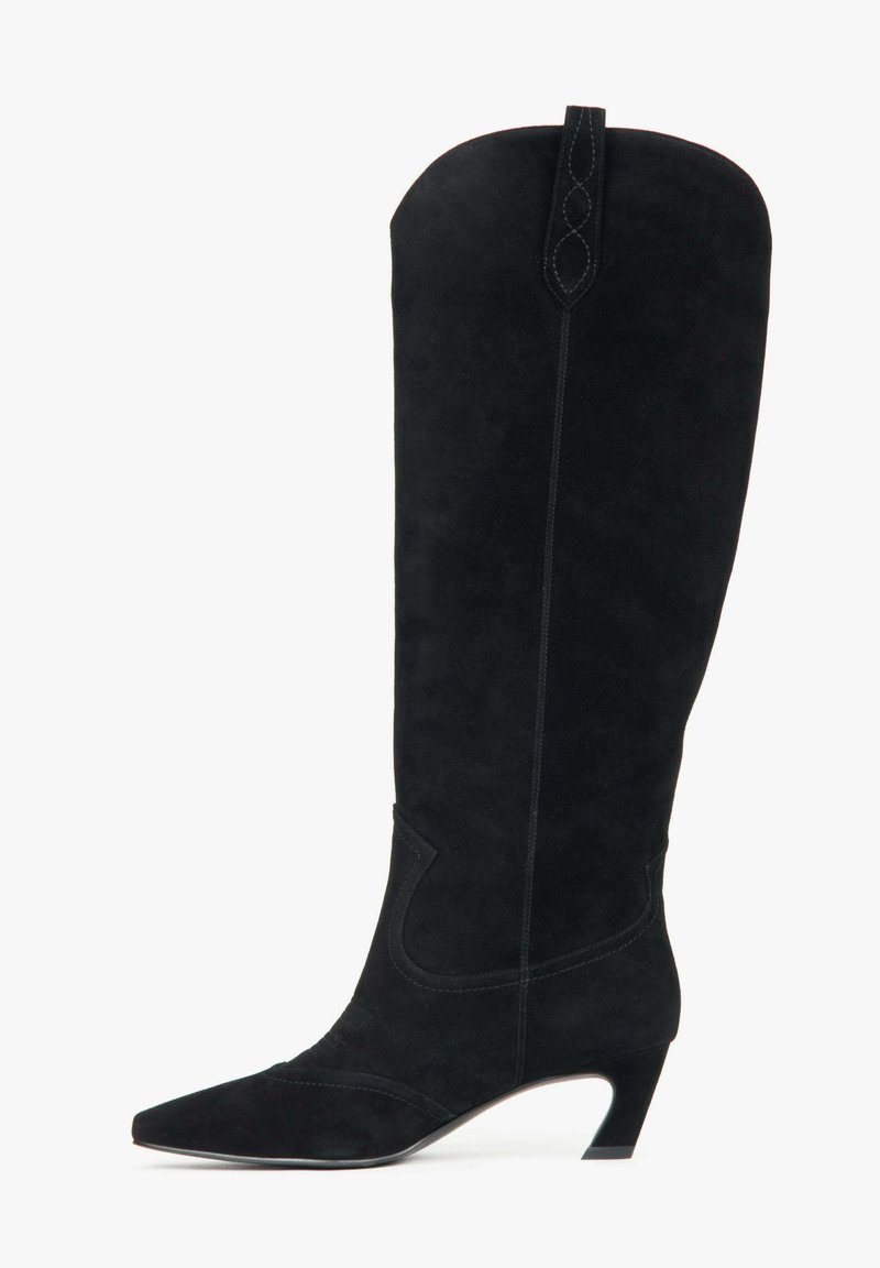 Černé semišové vysoké boty ke kolenům s špičatou špičkou a zakřiveným podpatkem. Mají vertikální prošití a dekorativní akcent na vrchní části.