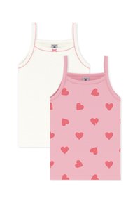 Δύο μπλουζάκια χωρίς μανίκια: ένα απλό λευκό με αντίθετες κόκκινες ραφές, το άλλο ροζ με διασκορπισμένα κόκκινα μοτίβα καρδιών.