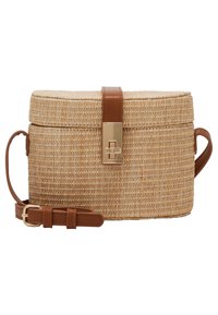 Borsa in paglia intrecciata di forma rettangolare, con manico in pelle beige e dettagli, e chiusura a clic in metallo dorato.