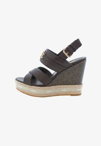 Vybráno, dark brown metallic gold