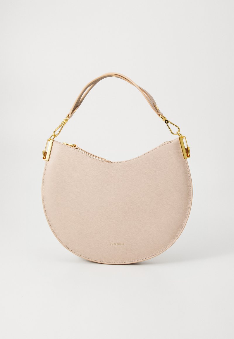 Halvmåneformet håndtaske i blødt lyserødt læder, med guld lynlås og hardware, samt en enkelt rem. Glat tekstur med minimal branding.