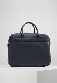Sac en cuir bleu marine avec surface texturée, double anses dessus et forme structurée. Présente un motif logo subtil et une fermeture éclair.