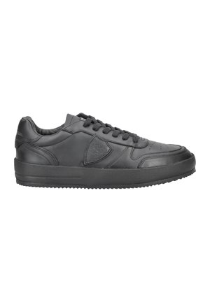Sneaker in pelle nera con finitura liscia, punta arrotondata, design con lacci attraverso gli occhielli e suola in gomma testurizzata. Presenta un dettaglio con logo laterale.