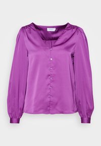 Blusa di raso viola con scollatura a V, maniche lunghe a palloncino e chiusura a bottoni sul davanti. Texture liscia e finitura lucida.