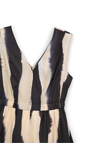 Ärmellässig klänning med djup V-ringning, elastisk midja och vertikala tie-dye-ränder i svart, krämfärgad och grå på lätt tyg.