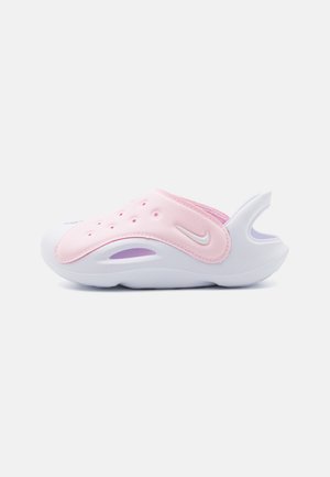 Sabot Nike à enfiler rose et blanc, avec des trous d’aération, une semelle matelassée et une bride ouverte au talon.