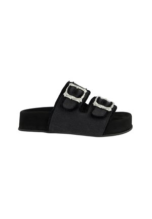 Schwarze Slide-Sandale mit zwei breiten Stoffriemen, jeweils mit einer silbernen rechteckigen Schnalle und einer dicken Sohle.