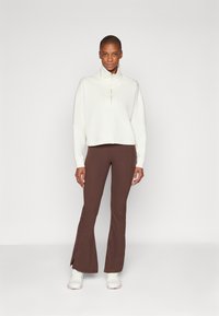 Sweaty Betty SUPER SOFT FLARE YOGA TROUSERS - Donji dijelovi trenirke - cacao brown