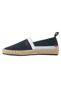 Espadrilles de lona marina con suela de goma, detalles de trenza de yute y una banda elástica blanca. Presenta un logo rojo en el lateral.