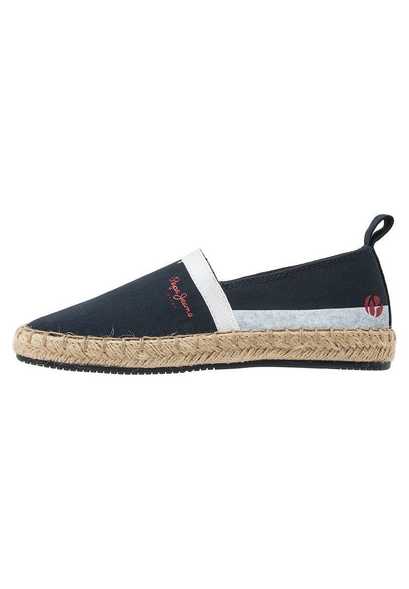 Espadrilles de lona marina con suela de goma, detalles de trenza de yute y una banda elástica blanca. Presenta un logo rojo en el lateral.
