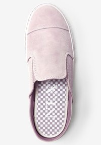 Sneaker slip-on in camoscio viola chiaro con suola in gomma bianca e soletta a scacchi che presenta il testo del marchio.