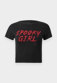 Camiseta corta de manga corta negra con texto rojo goteante que dice "SPOOKY GIRL" en el pecho.