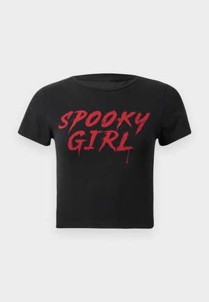 Melnas īsām piedurknēm cropped t-krekls ar sarkaniem, tekstojošiem burtiem "SPOOKY GIRL" krūtīs.