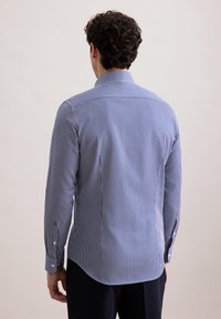 Blauw-wit gestreept overhemd met lange mouwen, een puntkraag, knoopmanchetten en een gebogen zoom. De stof lijkt glad met een lichte textuur.