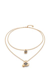 Collar en tono dorado con capas que presenta dos cadenas delicadas. La cadena inferior tiene un colgante de piedra gris en un marco redondeado; la cadena superior tiene un colgante más pequeño.