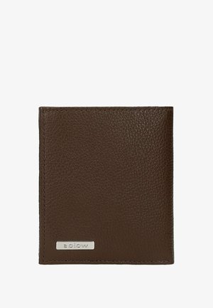 Portafoglio in pelle marrone con finitura testurizzata, forma rettangolare e logo argentato sul fronte inferiore. I bordi cuciti sono visibili.