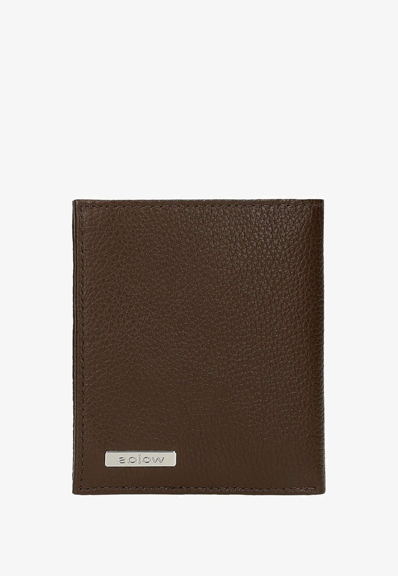 Bruine leren portemonnee met een gestructureerde afwerking, rechthoekige vorm en een zilveren logoaccent aan de onderkant van de voorkant. Gestikte randen zijn zichtbaar.