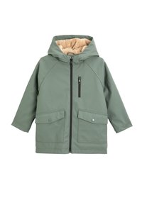 Grön vattentät jacka med huva, fodrad med beige fleece. Har en framsidans dragkedja, en bröstficka och två stora framfickor.