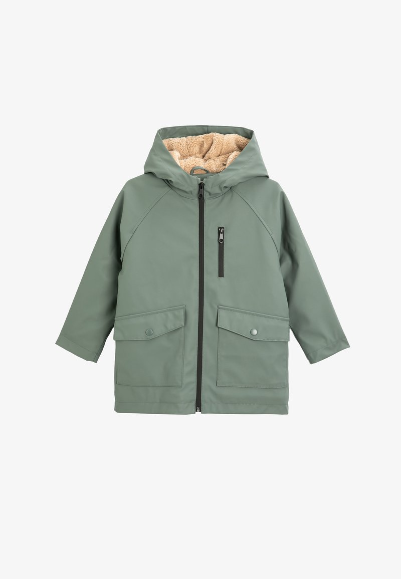 Grön vattentät jacka med huva, fodrad med beige fleece. Har en framsidans dragkedja, en bröstficka och två stora framfickor.