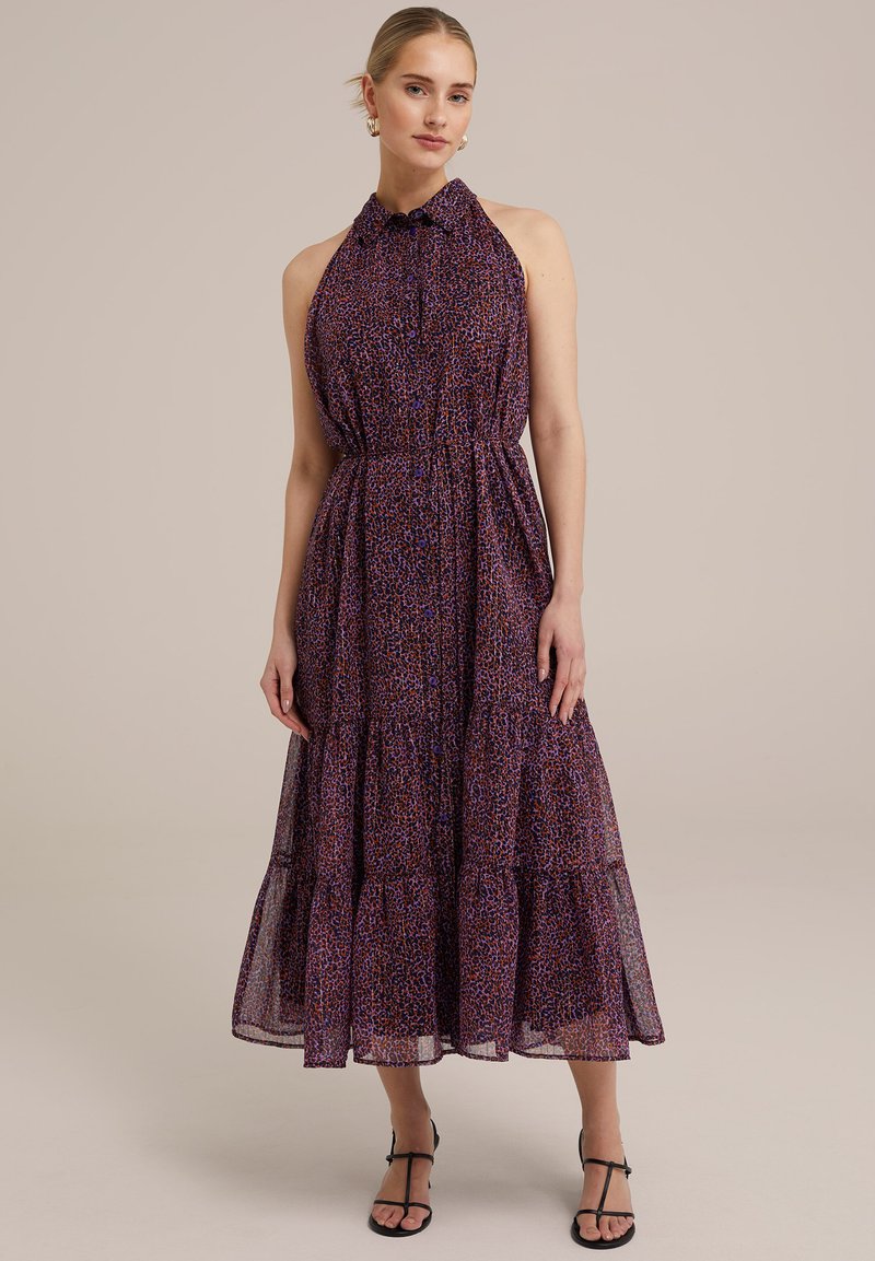 Maxikleid mit lila und rosa Tiermuster, hohem Kragen, gestuftem Rüschensaum und tailliertem Bund; aus durchscheinendem, leichtem Stoff.