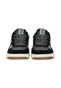 Sneaker nere realizzate in suede e pelle, con lacci argentati, dettagli grigi, colletto imbottito e suola in gomma con un motivo a battistrada marrone.