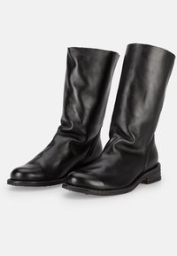 Schwarze Lederstiefel bis zum Knie mit einem leicht schlaffen Design, runder Zehenform und strukturierter Oberfläche. Flacher Absatz mit minimaler Ausstattung.