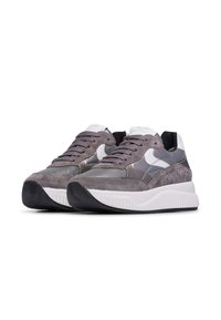 Sneaker in suede e pelle grigia con dettagli bianchi, colletto imbottito e suola in gomma testurizzata. Presenta forature laterali e allacciatura frontale.