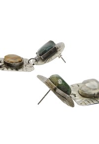 Srebrne kolczyki z owalnymi, wypolerowanymi kamieniami w kolorze zielonym, brązowym i przezroczystej bieli, każdy osadzony na teksturowanych metalowych płytkach z zapięciem na sztyft.