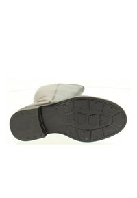 Scarpa in pelle marrone con punta rotonda, cuciture laterali e suola in gomma nera texturizzata con motivo a battistrada per una maggiore aderenza.