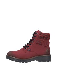 Bottine rouge en matériau doux avec un col en tricot texturé, des lacets noirs, un bout rond et une semelle robuste pour une meilleure traction.