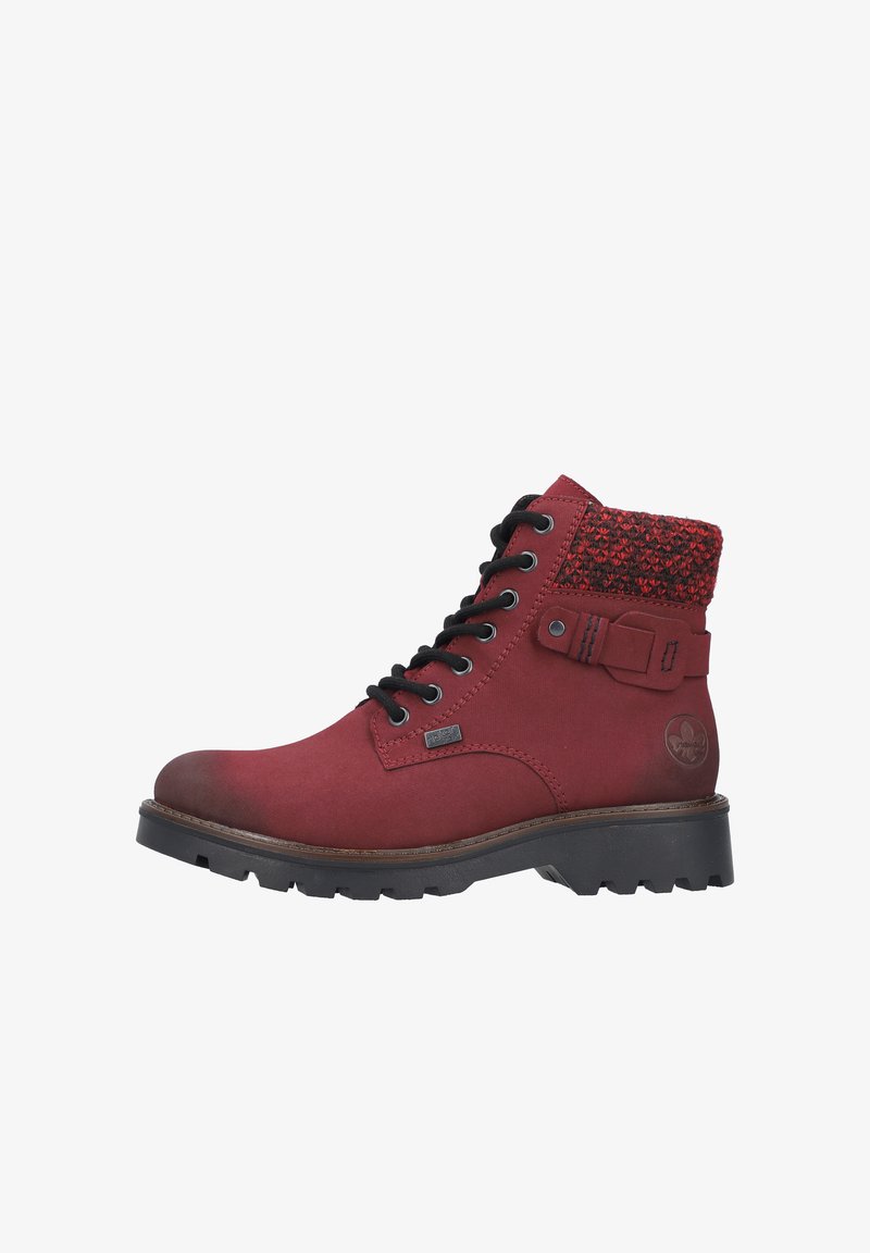 Stivaletto rosso alla caviglia realizzato in materiale morbido con un polsino lavorato a maglia, lacci neri, punta rotonda e suola robusta per una migliore aderenza.