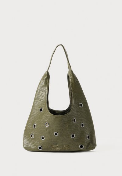 Bolso de piel verde olivo con superficie texturizada, diseño hobo y cortes circulares. Presenta una marca en la parte inferior y una sola correa para el hombro.