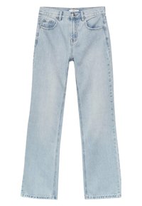 Jeans de pierna recta azul claro hechos de denim, con cintura alta, cinco bolsillos y costuras clásicas. Textura suave sin adornos.