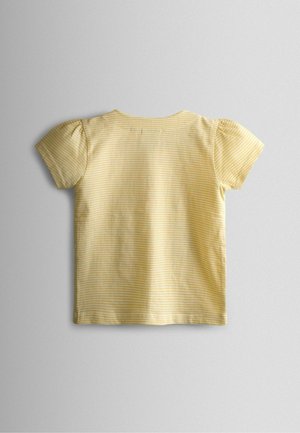 Sárga csíkos pamut póló rövid, puffadt ujjakkal és kerek nyakkivágással. Puha textúra és laza dizájn, mindennapi viseletre alkalmas.