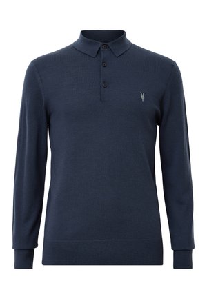 Marinblå långärmad polo skjorta tillverkad av mjukt tyg, med krage, knäppning med tre knappar och en broderad logotyp på bröstet.