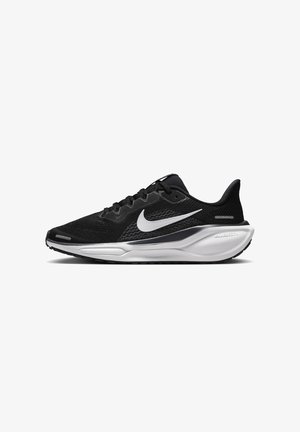 Chaussure de sport noire avec un dessus en maille, swoosh blanc de Nike, col rembourré et semelle durable. Présente un accent argenté contrastant sur le côté.