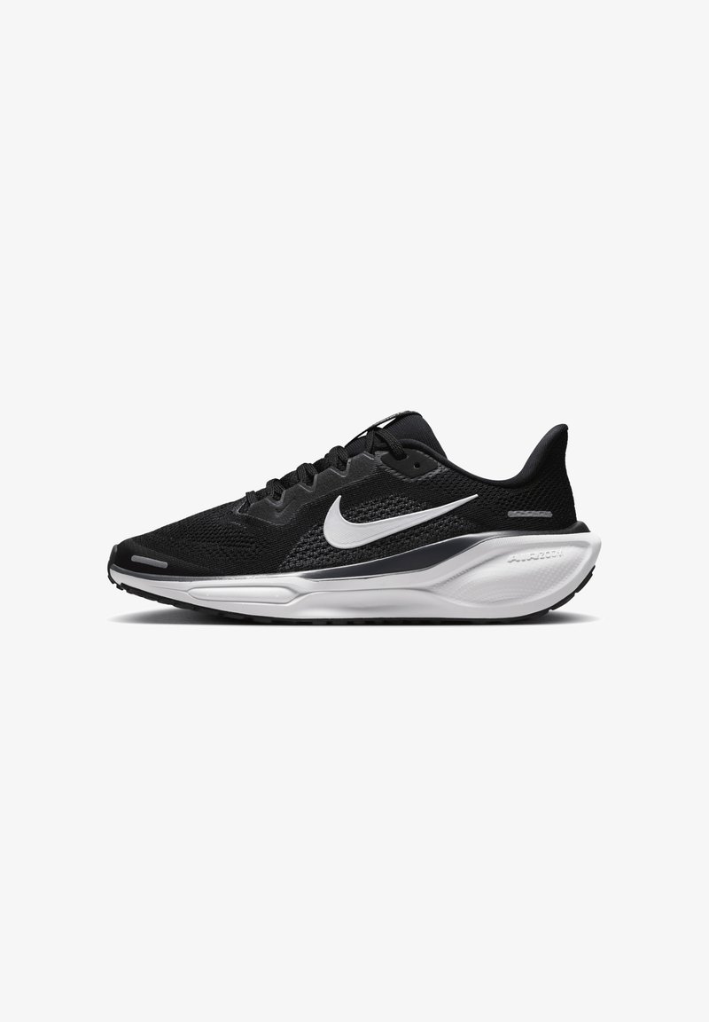 Chaussure de sport noire avec un dessus en maille, swoosh blanc de Nike, col rembourré et semelle durable. Présente un accent argenté contrastant sur le côté.