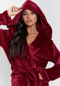 Burgundy huva- och badrock i mjukt plyschmaterial, med ett knytbälte och kontrasterande trim, med en avslappnad passform och långa ärmar.