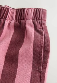 Stribet stof med skiftende dybe pink og maroon nuancer, med en elastisk talje og synlige sømdetaljer.