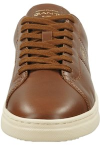 Braune Leder-Sneaker mit niedrigem Profil, runder Spitze, strukturierten Schnürsenkeln und beiger Gummisohle. Verfügt über gestickte Akzente und geprägte Logo-Details.
