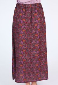 Maxirock in lila-und-braun-blumigem Muster, mit elastischem Bund und leichtem Stoff. Das Design umfasst rote, rosa und grüne Akzente.