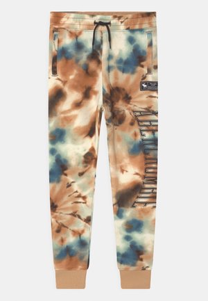 Tie-dye joggingbukser i beige, blå og brun med sidelommer, manchetter ved anklerne, sort snor og "ABERCROMBIE" trykt lodret på det ene ben.