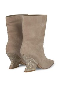 Bottes à cheville en suède beige avec un bout pointu et un talon texturé orné de cristaux. Surface lisse avec un design structuré et moderne.